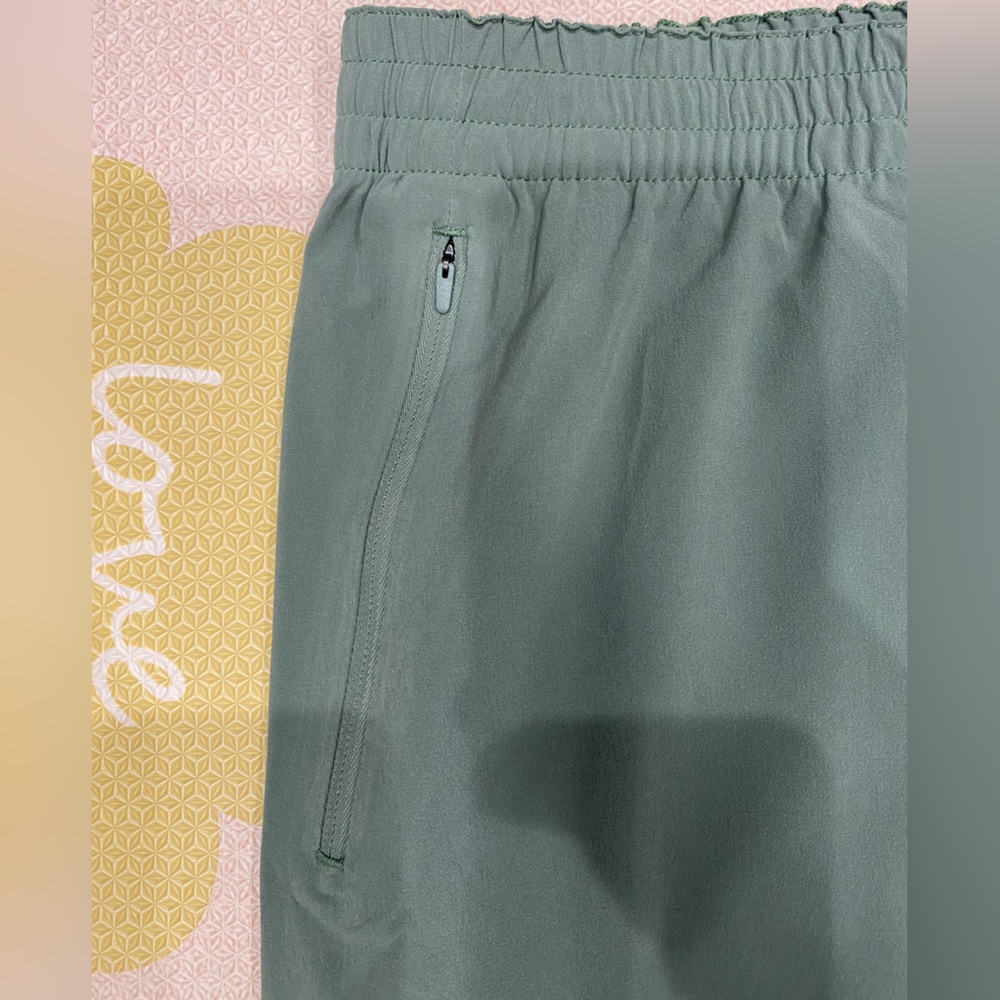 NWT Outdoor Voices Zephyr Pants 29”, Laurel Wreath. 2 front pockets w/ zippers - Picture 3 of 5